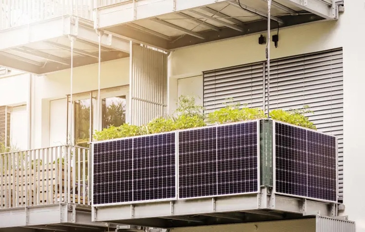 Solar balcony system with battery